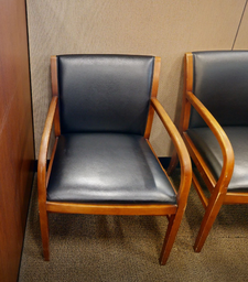 [#B9-2] Black guest chair with arms