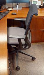 [#B13-3] Task chair with arms