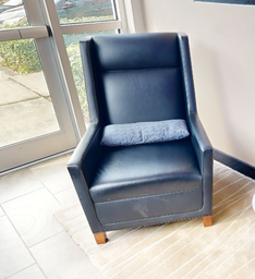 [#B12-5] Black tall back lounge chair