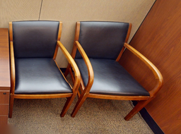 [#B9-4] Black guest chair with arms