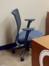 [#B13-3] Black task chair with arms