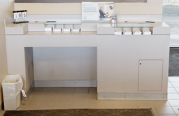 [#C4-6] Cheque desk