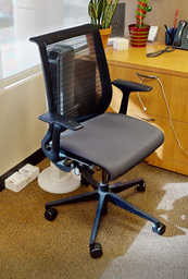 [#B13-3] Task chair with arms