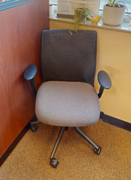 [#B12-2] Task chair with arms