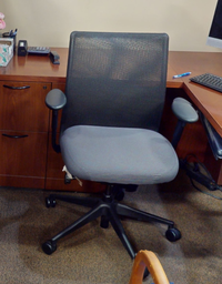 [#B13-3] Task chair with arms