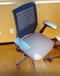 [#B13-4] Task chair with arms