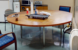 [#C7-11] Large round Conference table