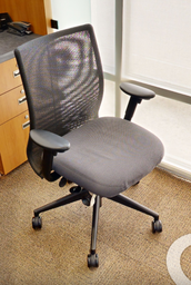 [#B13-4] Task chair with arms