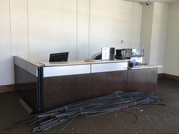 [#E5-1426] L84" W31" H42" Reception station