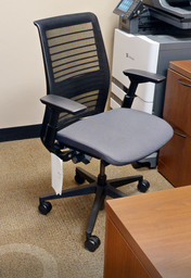 [#B13-3] Task chair with arms
