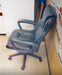 [#B5-6] Black leather chair