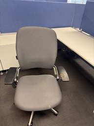 [#B13-31] LEAP CHAIR DAMAGED ARM***