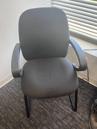 [#B8] Black chair with arms