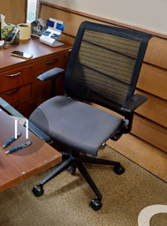 [#B13-5] Task chair with arms