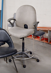 [#B13-14] grey teller task chair w/arms