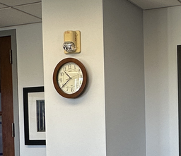 [#I4-10] Wall clock (keep)