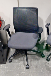 [#B13-3] Blk task chair with arms