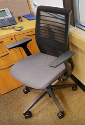 [#B13-4] Task chair with arms