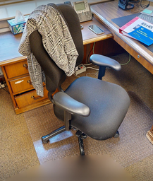 [#B13-7] Black task chair w/arms