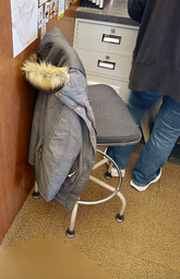 [#B13-11] Teller task chair