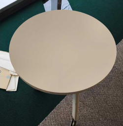 [#C11-22] Round Table
White MFC top
White 3-legs base on castors 