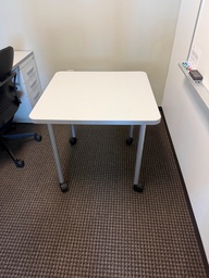 [#C10-2] 28.5'' x 30'' x 28'' square table
