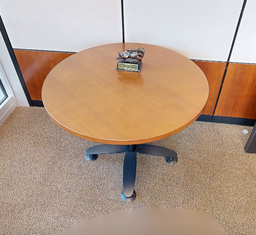 [#C4-12] Round meeting table
