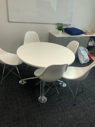 [#C5-30] White roundtable including chairs