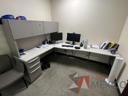 [#A3-25] Escritorio de costado derecho en escuadra con archivero de pedestal de 3 cajones,  cubierta color blanco y 2 gavetas sobre puestas