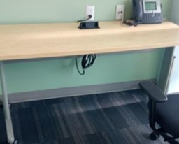 [#E3-51] Desk with power outlet | Escritorio con toma de corriente