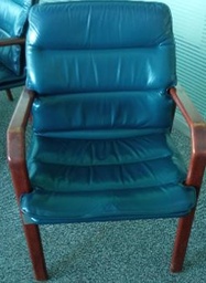 [#B12-227] Wood guest chair, blue vinyl seat | Silla para invitados de madera, asiento de vinilo azul