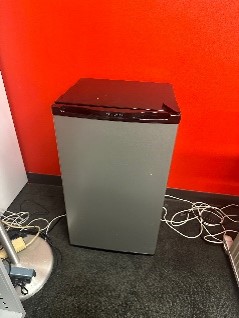 #2 - Fridgidare mini fridge 17.5 x 18.5 x 32.5