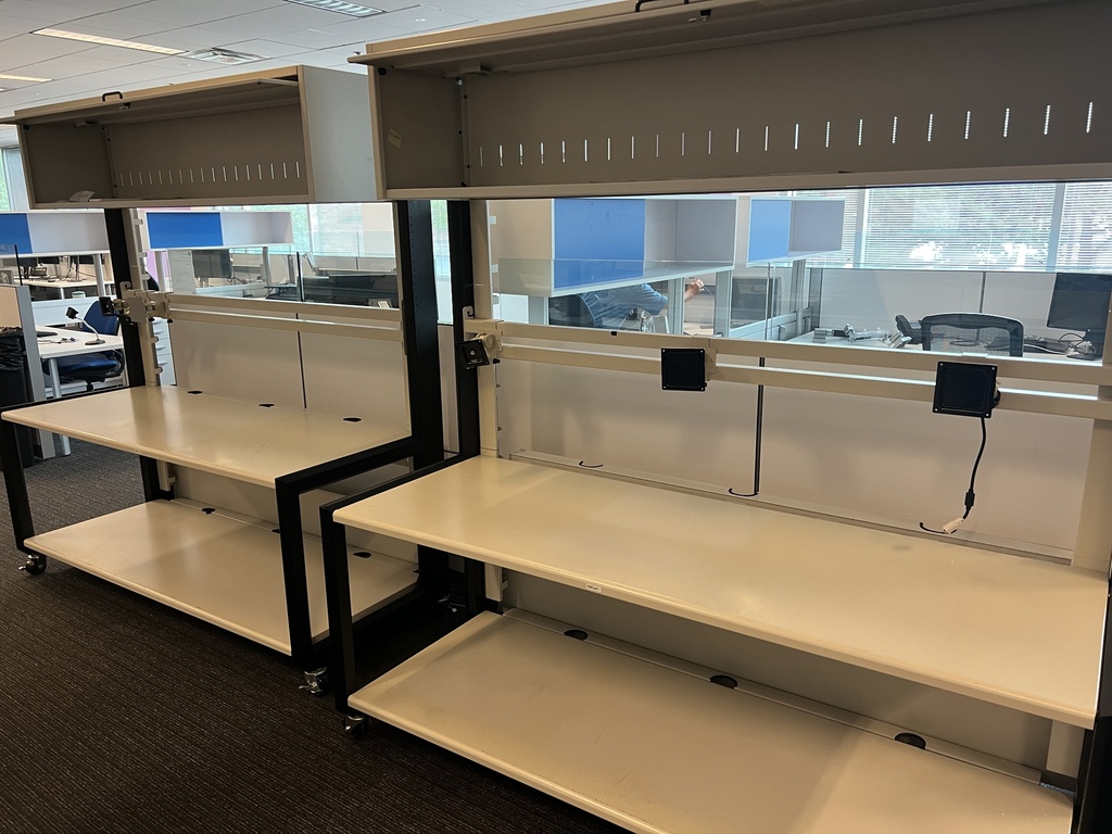 Table, with wheels &amp; overhead storage