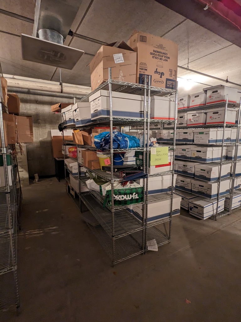 HR contents on wire rack (decorations)***