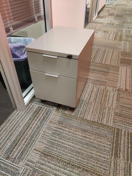 Pedestal with Grey handle - 21.5"x15"x22"