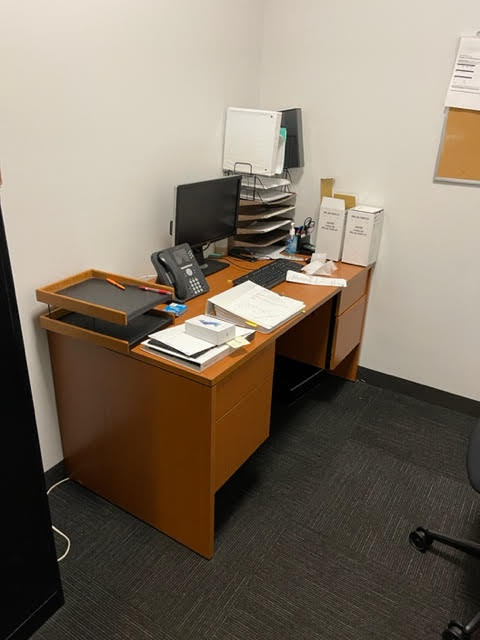 FREESTANDING DESK