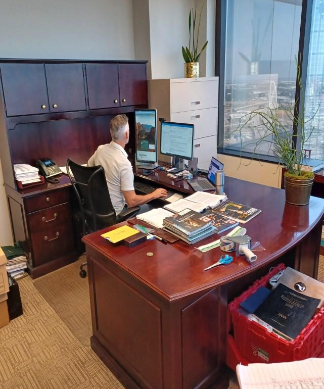 Lh U-Desk W/Hutch 6’ X 9’