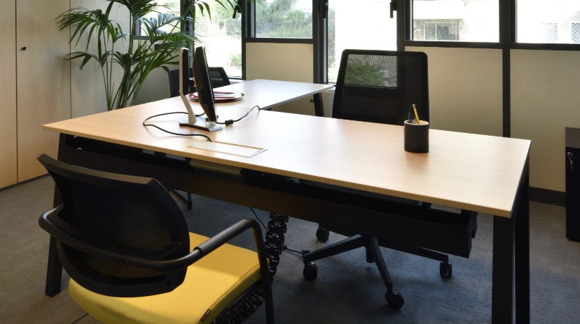 L-Shaped Desk | Scrivania a forma di L