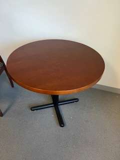 WOOD ROUND TABLE 