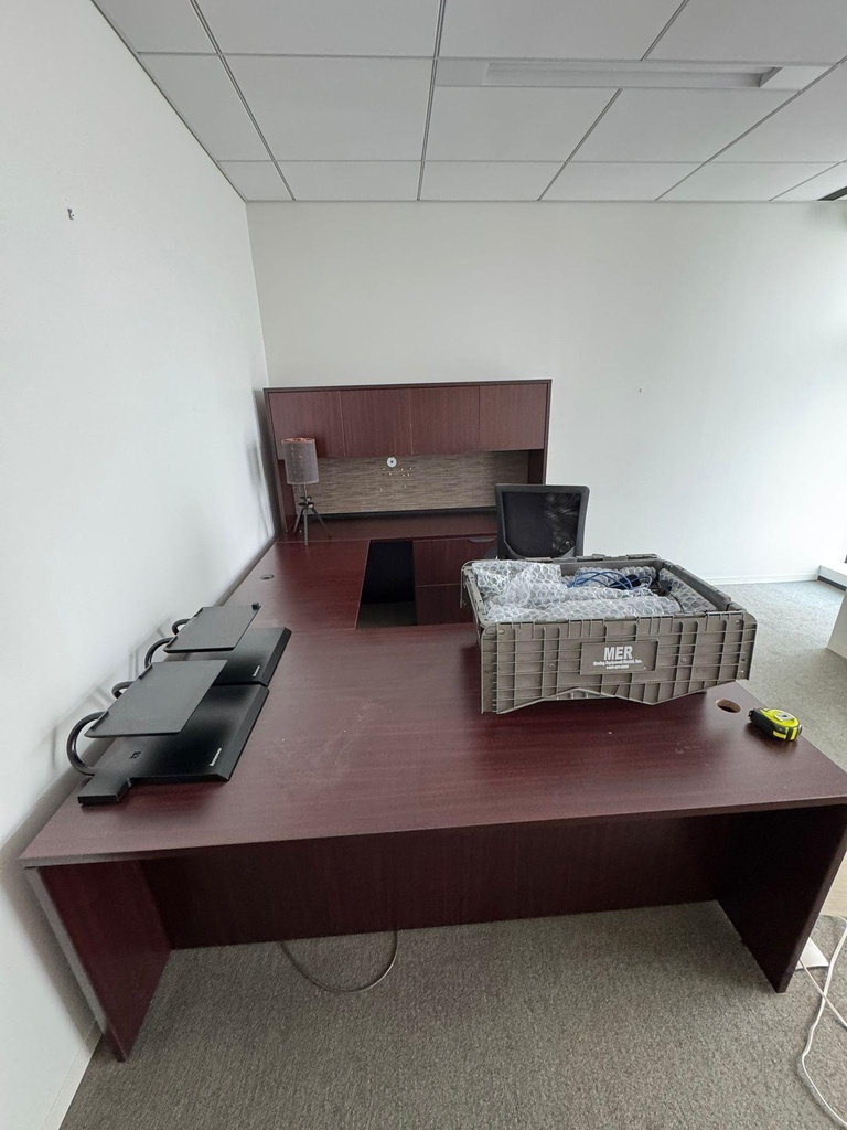 U-Shape Private Office - Wood