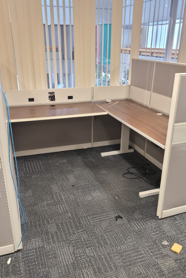 Cabine avec table réglable en hauteur
