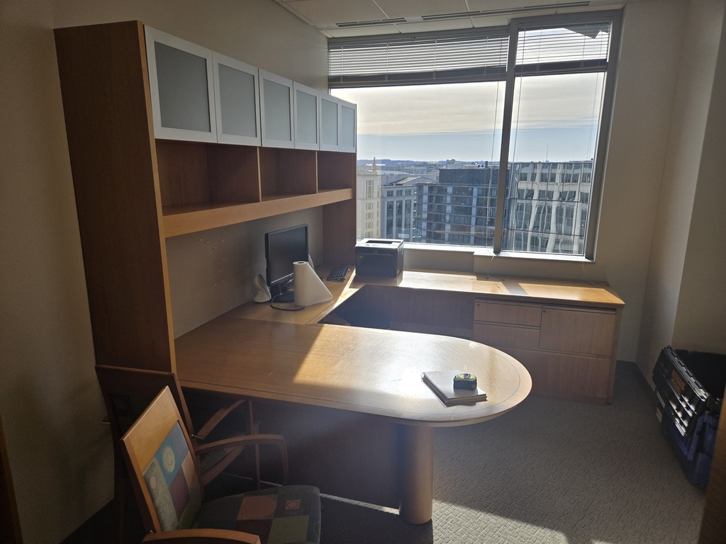 Right U-Desk w/ Hutch (96Wx102Dx30H)