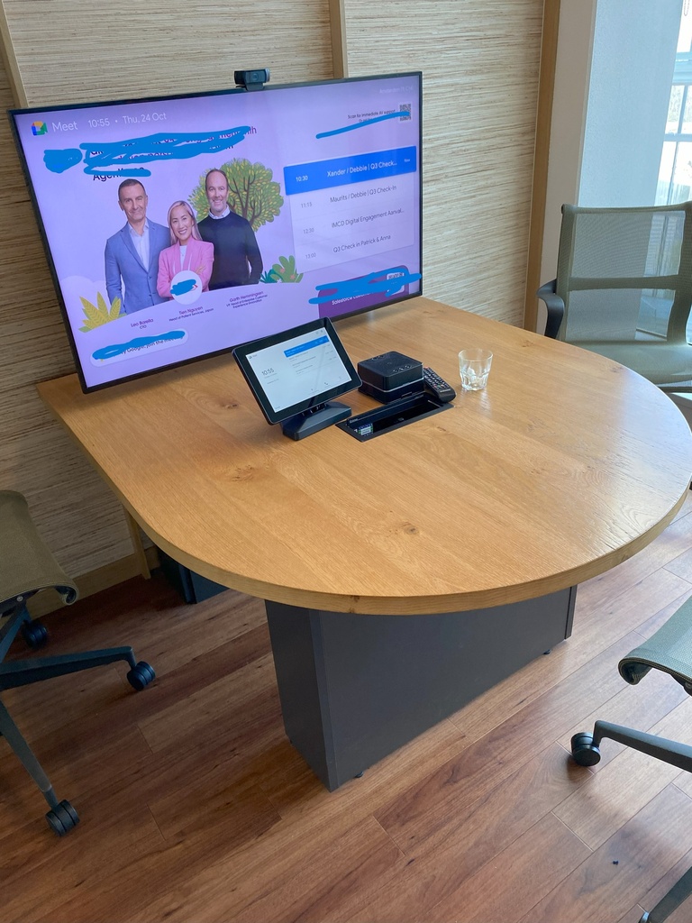 Desk smaller huddle room (3 pax)