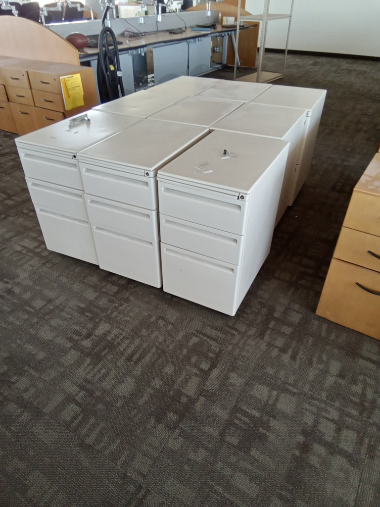 Metal 3 drawer filing cabinet on wheels