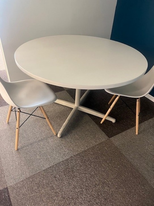 ROUND TABLE-WHITE W/TAN STAR BASE