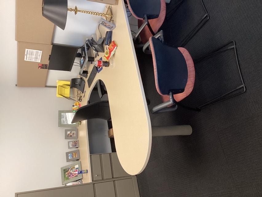 U-shape desk w/ overhead corkboards