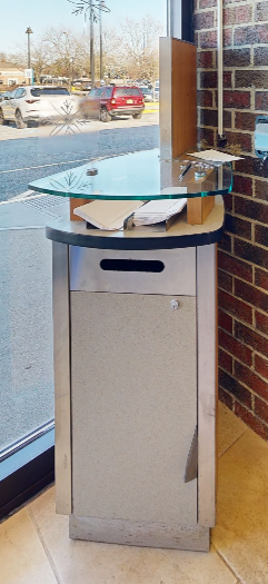 Triangle check desk