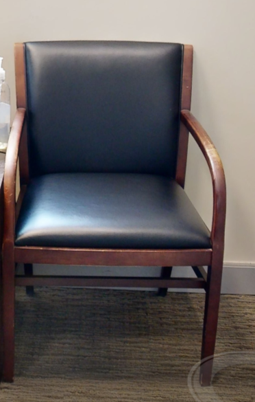 Plain guest chair with arms