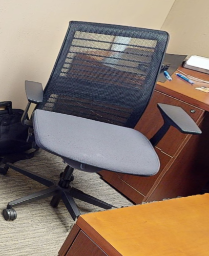 Task chair with arms