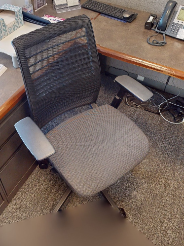 Task chair with arms